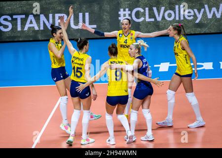 Pendik, Istanbul, Turquie.25 novembre 2021.L'équipe féminine de volley-ball de Fenerbahce Opet dans les deux premières ligues des champions du CEV, la représentante de la Russie dans la Ligue, Dinamo-Ak Barlar Kazan a commencé à essayer en signant un grand tour avec un essai de 3-2 et de gagner aux Giants.(Credit image: © Ihsan Sercan Ozkurnazli/Pacific Press via ZUMA Press Wire) Banque D'Images