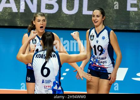 Pendik, Istanbul, Turquie.25 novembre 2021.L'équipe féminine de volley-ball de Fenerbahce Opet dans les deux premières ligues des champions du CEV, la représentante de la Russie dans la Ligue, Dinamo-Ak Barlar Kazan a commencé à essayer en signant un grand tour avec un essai de 3-2 et de gagner aux Giants.(Credit image: © Ihsan Sercan Ozkurnazli/Pacific Press via ZUMA Press Wire) Banque D'Images