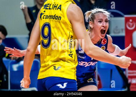 Pendik, Istanbul, Turquie.25 novembre 2021.L'équipe féminine de volley-ball de Fenerbahce Opet dans les deux premières ligues des champions du CEV, la représentante de la Russie dans la Ligue, Dinamo-Ak Barlar Kazan a commencé à essayer en signant un grand tour avec un essai de 3-2 et de gagner aux Giants.(Credit image: © Ihsan Sercan Ozkurnazli/Pacific Press via ZUMA Press Wire) Banque D'Images