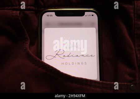 KONSKIE, POLOGNE - 15 septembre 2021 : logo de Radiance Holdings affiché sur un téléphone mobile caché dans une poche de jeans Banque D'Images