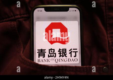 KONSKIE, POLOGNE - 15 septembre 2021 : logo de la Banque de Qingdao affiché sur le téléphone mobile caché dans la poche du Jean Banque D'Images