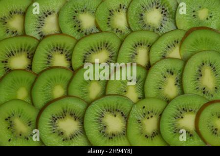 Des tranches de kiwis en gros plan se trouvent en rangées sur la photo Banque D'Images