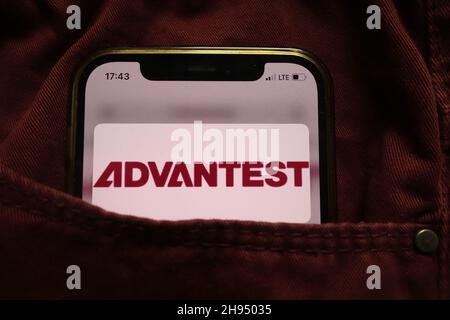 KONSKIE, POLOGNE - 15 septembre 2021 : logo d'Advantest Corporation affiché sur un téléphone mobile caché dans une poche de jeans Banque D'Images