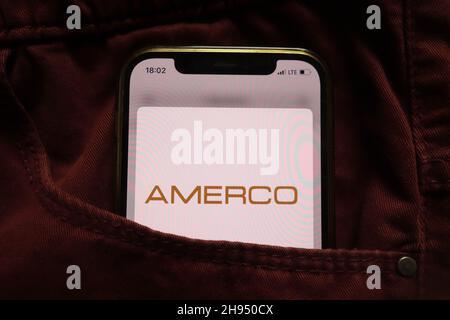 KONSKIE, POLOGNE - 15 septembre 2021 : logo de la société Amerco affiché sur le téléphone mobile caché dans la poche des jeans Banque D'Images