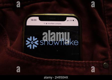 KONSKIE, POLOGNE - 15 septembre 2021 : logo Snowflake Inc affiché sur le téléphone mobile caché dans la poche du Jean Banque D'Images