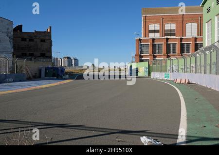 Valence, Espagne - 10 novembre 2021 : circuit abandonné à Valence, Espagne, par une journée ensoleillée. Banque D'Images