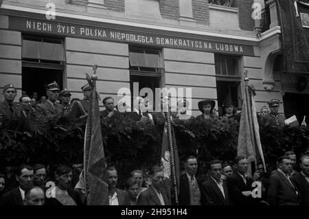 Rzeszów, 1947-07-21.Defilada wojskowa z okazji przemianowania ul.Zamkowej na ul. gen.Karola Œwierczewskiego (p.'Walter') oraz ods³oniêcia tablicy pami¹tkowej na gmachu komendy wojskowej.NZ. na trybunie honorowej stoj¹ m.in.: siostra (3P) i córka (4P) gen.Œwierczewskiego.Przy mikrofonie wojowoda rzeszowski - Jan Mirek (C). bk/pp PAPRzeszow, 21 juillet 1947.Un défilé militaire pour marquer le changement de nom de la rue Zamkowa en la rue du général Karol Swierczewski (alias « Walter ») et le dévoilement d'une plaque commémorative sur le bâtiment du quartier général militaire.Photo : sur la rue de la petite-Tribune Banque D'Images