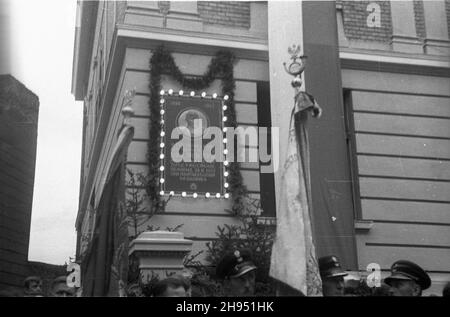 Rzeszów, 1947-07-21.Defilada wojskowa z okazji przemianowania ul.Zamkowej na ul. gen.Karola Œwierczewskiego (p.'Walter') oraz ods³oniêcia pami¹tkowej tachicy na gmachu komendy wojskowej.NZ. Talica pami¹tkowa wmurowana na fasadzie domu, W którym gen. organizowa³ X dyw.Wojska Polskiego (WP) bk/pp PAPRzeszow, 21 juillet 1947.Un défilé militaire pour marquer le changement de nom de la rue Zamkowa en la rue du général Karol Swierczewski (alias « Walter ») et le dévoilement d'une plaque commémorative sur le bâtiment du quartier général militaire.Photo : plaque commémorative construite dans la façade de la maison Banque D'Images