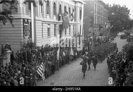 Rzeszów, 1947-07-21.Defilada wojskowa z okazji przemianowania ul.Zamkowej na ul. gen.Karola Œwierczewskiego (p.'Walter') oraz ods³oniêcia pami¹tkowej tablicy na gmachu komendy wojskowej. bk/pp PAPRzeszow, 21 juillet 1947.Un défilé militaire pour marquer le changement de nom de la rue Zamkowa à la rue du général Karol Swierczewski (alias « Walter ») et le dévoilement d'une plaque commémorative sur le bâtiment du quartier général militaire. bk/pp PAP Banque D'Images