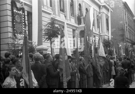 Rzeszów, 1947-07-21.Defilada wojskowa z okazji przemianowania ul.Zamkowej na ul. gen.Karola Œwierczewskiego (p.'Walter') oraz ods³oniêcia pami¹tkowej tachicy na gmachu komendy wojskowej.NZ. Poczty sztandarowe. bk/pp PAPRzeszow, 21 juillet 1947.Un défilé militaire pour marquer le changement de nom de la rue Zamkowa en la rue du général Karol Swierczewski (alias « Walter ») et le dévoilement d'une plaque commémorative sur le bâtiment du quartier général militaire.Photo : protège-couleurs BK/pp PAP Banque D'Images