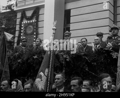 Rzeszów, 1947-07-21.Defilada wojskowa z okazji przemianowania ul.Zamkowej na ul. gen.Karola Œwierczewskiego (p.'Walter') oraz ods³oniêcia pami¹tkowej tachicy na gmachu komendy wojskowej.NZ. m.in. gen.Stefan Mossor (1P - przy mikrofonie). bk/pp PAPRzeszow, 21 juillet 1947.Un défilé militaire pour marquer le changement de nom de la rue Zamkowa en la rue du général Karol Swierczewski (alias « Walter ») et le dévoilement d'une plaque commémorative sur le bâtiment du quartier général militaire.Photo : général Stefan Mossor (1er à partir de la droite, au microphone). bk/pp PAP Banque D'Images