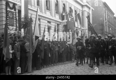 Rzeszów, 1947-07-21.Defilada wojskowa z okazji przemianowania ul.Zamkowej na ul. gen.Karola Œwierczewskiego (p.'Walter') oraz ods³oniêcia pami¹tkowej tablicy na gmachu komendy wojskowej. bk/pp PAPRzeszow, 21 juillet 1947.Un défilé militaire pour marquer le changement de nom de la rue Zamkowa à la rue du général Karol Swierczewski (alias « Walter ») et le dévoilement d'une plaque commémorative sur le bâtiment du quartier général militaire. bk/pp PAP Banque D'Images