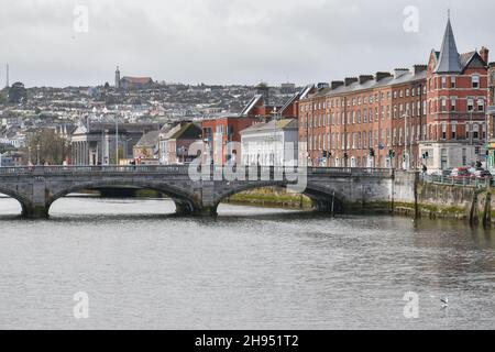 La rivière Lee qui traverse le centre de Cork. Banque D'Images