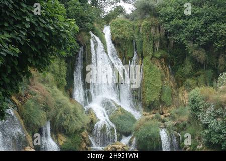 La cascade de Kravica est une grande cascade tufa sur le fleuve Trebižat, dans le cœur karstique de l'Herzégovine en Bosnie Banque D'Images