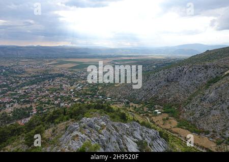 Vue depuis l'ancienne forteresse de Blagaj (Stjepan-grad, ou Stipan-grad), partie du site historique de Blagaj près de Mostar, Bosnie-Herzégovine Banque D'Images