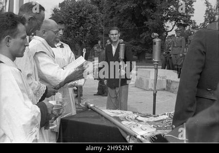 Varsovie, 1947-07-21.Plac Zwyciêstwa.Uroczystoœæ poœwiêcenia sztandaru Zarz¹du G³ównego Zwi¹zku Inwalidów Wojennych RP.Ks. Kapelan p³k Warcha³owski poœwiêca sztandar. bk/ak PAP Varsovie, 21 juillet 1947.Place Zwyciestwa.Une cérémonie de consécration du drapeau exécutif principal de l'Union des invalides de guerre de Pologne.Photo : un colonel d'aumônier Warchalowski consacre le drapeau. bk/ak PAP Banque D'Images