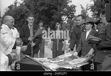 Varsovie, 1947-07-21.Plac Zwyciêstwa.Uroczystoœæ poœwiêcenia sztandaru Zarz¹du G³ównego Zwi¹zku Inwalidów Wojennych RP.Ks. Kapelan p³k Warcha³owski poœwiêca sztandar. bk/ak PAP Varsovie, 21 juillet 1947.Place Zwyciestwa.Une cérémonie de consécration du drapeau exécutif principal de l'Union des invalides de guerre de Pologne.Photo : un colonel d'aumônier Warchalowski consacre le drapeau. bk/ak PAP Banque D'Images