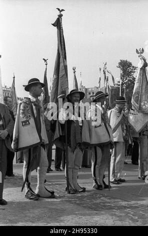 Varsovie, 1947-07-21.Plac Zwyciêstwa.Uroczystoœæ poœwiêcenia sztandaru Zarz¹du G³ównego Zwi¹zku Inwalidów Wojennych RP.NZ. Poczty sztandarowe ze Podhala. bk/ak PAP Varsovie, 21 juillet 1947.Place Zwyciestwa.Une cérémonie de consécration du drapeau du Bureau principal de l'Union des invalides de guerre de Pologne.Photo : fêtes de couleur de la région de Podhale. bk/ak PAP Banque D'Images