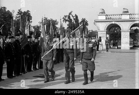 Varsovie, 1947-07-21.Plac Zwyciêstwa.Uroczystoœæ poœwiêcenia sztandaru Zarz¹du G³ównego Zwi¹zku Inwalidów Wojennych RP.W tle Grób Nieznanego ¯o³nierza. bk/ak PAP Varsovie, 21 juillet 1947.Place Zwyciestwa.Une cérémonie de consécration du drapeau exécutif principal de l'Union des invalides de guerre de Pologne.Dans le dos tombe du soldat inconnu. bk/ak PAP Banque D'Images