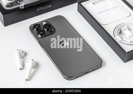 Antalya, Turquie - 30 novembre 2021 : vue arrière du nouveau smartphone iPhone 13 Pro et de l'écouteur Apple Airpods 2. Banque D'Images