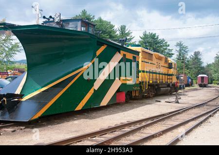 North Conway, New Hampshire.2 septembre 2018.Une chasse-neige et une locomotive d'époque au chantier ferroviaire panoramique de conway, dans le nord de conway, dans le new hampshire. Banque D'Images