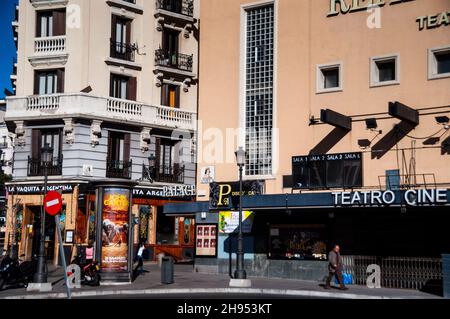 Architecture du vieux monde et divertissement du nouveau monde à Madrid, Espagne. Banque D'Images
