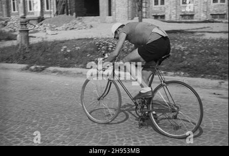 Varsovie, 1947-07-22.Wyœcig kolarski z okazji Œwiêta Odrodzenia. wb/gr PAPVarsovie, le 22 juillet 1947.La course cycliste à l'occasion de la fête nationale. wb/gr PAP Banque D'Images