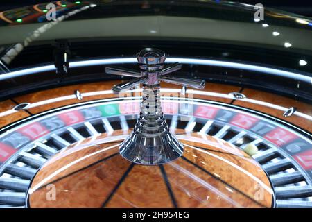 Table de roulette américaine, jouer.Roulette tournant dans le sens des aiguilles d'une montre, tour. Banque D'Images