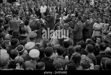 Varsovie, 1947-07-22.Zabawa ludowa z okazji Œwiêta Odrodzenia na ulicach miasta.NZ. tañcz¹ce pary W Alejach Jerozolimskich. wb/gr PAPVarsovie, le 22 juillet 1947.Festival à l'occasion de la fête nationale dans les rues de la ville.Photo : les couples dansent sur l'avenue Jerozolimskie. wb/gr PAP Banque D'Images