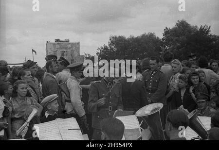 Varsovie, 1947-07-22.Zabawa ludowa z okazji Œwiêta Odrodzenia W parku Dreszera na Mokotowie.NZ. Orkiestra wojskowa. wb/gr PAPVarsovie, 1947-07-22.Varsovie, le 22 juillet 1947.Festival à l'occasion de la fête nationale dans le parc de Dreszera à Mokotow.Photo : l'orchestre de l'armée. wb/gr PAP Banque D'Images