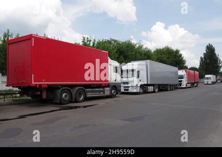 Chariots debout dans une rangée.Camions avec remorques.Transport de marchandises. Banque D'Images