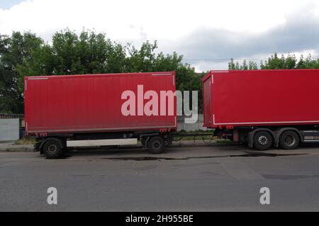 Remorques automobiles rouges.Livraison des aliments dans des contenants rouges.Livraison de marchandises par camions. Banque D'Images