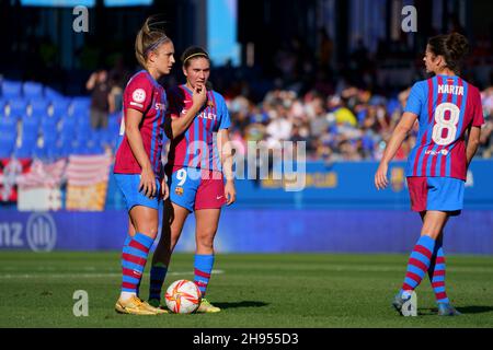 Barcelone, Espagne.04e décembre 2021.4 décembre 2021 ; Stade Estadi Johan Cruyff, Barcelone, Espagne: Primera Division Womens football, FC Barcelone versus Atletico Bilbao: Alexia Putellas discute d'un coup de pied gratuit avec la coéquipier Mariona Caldentey crédit: Action plus Sports Images/Alay Live News Banque D'Images