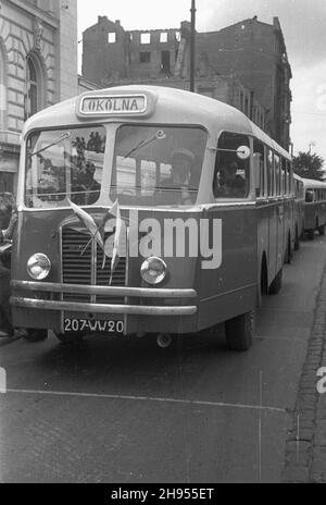 Varsovie, 1947-07-22.22 lipca - Œwiêto Odrodzenia Polski.NZ. nowy francuski autobus Chausson podczas pierwszego dnia eksploatacji na tzw. Linii okólnej. bk/pp PAPVarsovie, le 22 juillet 1947.Anniversaire de restitution de la Pologne.Nouveau bus français Chausson lors de sa première visite sur la ligne circulaire. bk/pp PAP Banque D'Images