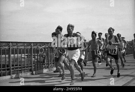 Varsovie, 1947-07-22.22 lipca - Œwiêto Odrodzenia Polski, podczas którego odbywa³y siê m.in. biegi sportowe.NZ. Zawodnicy biegn¹ Mostem Poniatowskiego W kierunku Œródmieœcia. bk/pp PAPVarsovie, le 22 juillet 1947.Anniversaire de restitution de la Pologne.Une course de rue.Photo : des concurrents traversent le pont de Poniatowskiego en direction du quartier de Srodmiescie. bk/pp PAP Banque D'Images