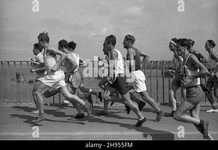 Varsovie, 1947-07-22.22 lipca - Œwiêto Odrodzenia Polski, podczas którego odbywa³y siê m.in. biegi sportowe.NZ. Zawodnicy biegn¹ Mostem Poniatowskiego W kierunku Œródmieœcia. bk/pp PAPVarsovie, le 22 juillet 1947.Anniversaire de restitution de la Pologne.Une course de rue.Photo : des concurrents traversent le pont de Poniatowskiego en direction du quartier de Srodmiescie. bk/pp PAP Banque D'Images