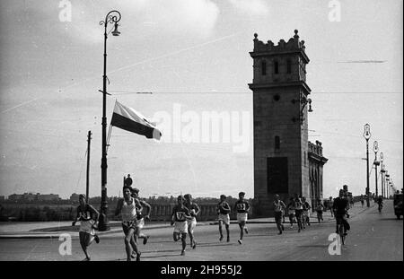 Varsovie, 1947-07-22.22 lipca - Œwiêto Odrodzenia Polski, podczas którego odbywa³y siê m.in. biegi sportowe.NZ. Zawodnicy biegn¹ Mostem Poniatowskiego W kierunku Œródmieœcia. bk/pp PAPVarsovie, le 22 juillet 1947.Anniversaire de restitution de la Pologne.Une course de rue.Photo : des concurrents traversent le pont de Poniatowskiego en direction du quartier de Srodmiescie. bk/pp PAP Banque D'Images