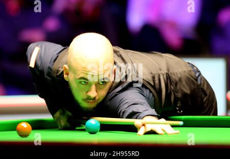 York, Royaume-Uni.04e décembre 2021.4 décembre 2021 ; York Barbican, York, Angleterre.Demi-finales du tournoi de Snooker au Royaume-Uni ; Luca Brecel en action contre Kyren Wilson crédit: Action plus Sports Images/Alamy Live News crédit: Action plus Sports Images/Alamy Live News Banque D'Images