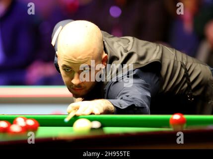 York, Royaume-Uni.04e décembre 2021.4 décembre 2021 ; York Barbican, York, Angleterre.Demi-finales du tournoi de Snooker au Royaume-Uni ; Luca Brecel en action contre Kyren Wilson crédit: Action plus Sports Images/Alamy Live News crédit: Action plus Sports Images/Alamy Live News Banque D'Images