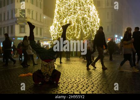 Ljubljana, Slovénie.3 décembre 2021.Un clown habillé se produit sur la place Preseren décorée de lumières pour Noël à Ljubljana, Slovénie, le 3 décembre 2021.Ljubljana est entrée dans les fêtes de Noël et du nouvel an avec des lumières de Noël allumées.Credit: Zeljko Stevanic/Xinhua/Alay Live News Banque D'Images