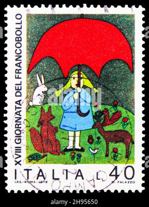 MOSCOU, RUSSIE - 24 OCTOBRE 2021: Timbre-poste imprimé en Italie montre fille avec animaux, 18e série du jour du timbre, vers 1976 Banque D'Images