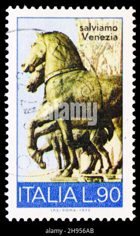 MOSCOU, RUSSIE - 24 OCTOBRE 2021 : timbre-poste imprimé en Italie montre les chevaux de bronze de la basilique Saint-Marc, série Save Venice Campaign, vers 1973 Banque D'Images