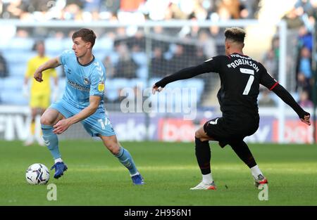 Ben Sheaf de Coventry City (à gauche) et Callum Robinson de West Bromwich Albion se battent pour le ballon lors du match du championnat Sky Bet à l'arène Coventry Building Society Arena, à Coventry.Date de la photo: Samedi 4 décembre 2021. Banque D'Images