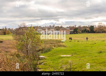 Vue lointaine de Kedleston Hall Derbyshire à travers les champs Banque D'Images