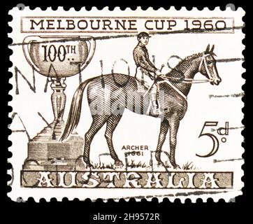 MOSCOU, RUSSIE - le 24 OCTOBRE 2021 : le timbre-poste imprimé en Australie montre la Melbourne Cup, le cheval de course « Archer », vers 1960 Banque D'Images