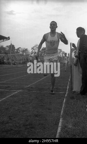 Katowice, 1947-07-27.Miêdzynarodowe Zawody Lekkoatletyczne na stadionie Pogoni.NZ. Reprezentant Stanów Zjednoczonych Malvin Greston Whitfield finiszuje W jednym z biegów. wb/gr PAPKatowice, 27 juillet 1947.Une rencontre internationale sur piste et terrain au stade Pogon.Photo: Malvin Greston Whitfield des États-Unis passe la ligne d'arrivée. wb/gr PAP Banque D'Images