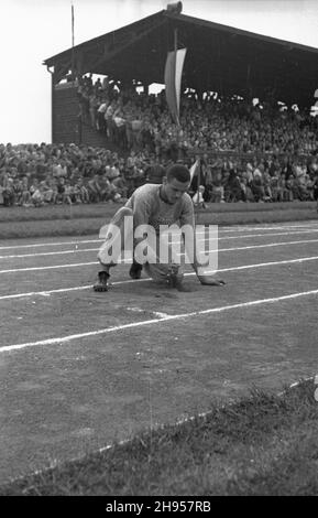 Katowice, 1947-07-27.Miêdzynarodowe Zawody Lekkoatletyczne na stadionie Pogoni.NZ. Reprezentant Stanów Zjednoczonych Malvin Greston Whitfield przygotowuje sobie pole startowe. wb/gr PAPKatowice, 27 juillet 1947.Une rencontre internationale sur piste et terrain au stade Pogon.Photo : le champ blanc de Malvin Greston des États-Unis se prépare à une chaleur. wb/gr PAP Banque D'Images