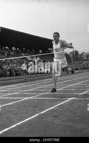 Katowice, 1947-07-27.Miêdzynarodowe Zawody Lekkoatletyczne na stadionie Pogoni.NZ. Reprezentant Stanów Zjednoczonych Malvin Greston Whitfield na finiszu jednej z konkurencji biegowych. wb/gr PAPKatowice, 27 juillet 1947.Une rencontre internationale sur piste et terrain au stade Pogon.Photo: Malvin Greston Whitfield des États-Unis passe la ligne d'arrivée. wb/gr PAP Banque D'Images