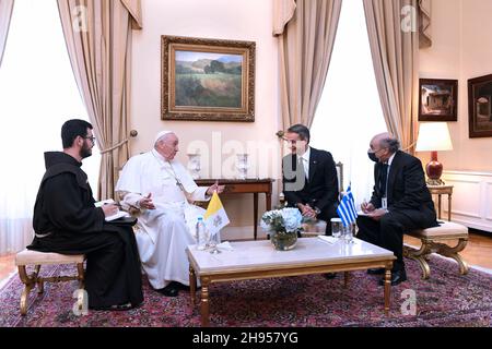 Athènes, Grèce.04e décembre 2021.Le pape François rencontre le Premier ministre grec Kyriakos Mitsotakis au Palais présidentiel d'Athènes, en Grèce, le 04 décembre 2021.RÉSERVÉ À L'USAGE ÉDITORIAL - Vatican Media/Spaziani.Credit: dpa/Alay Live News Banque D'Images