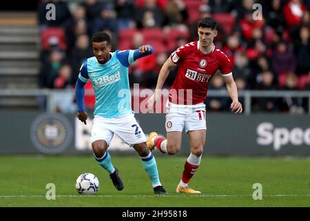 Nathan Byrne (à gauche) du comté de Derby et Callum O'Dowda de Bristol City se battent pour le ballon lors du match de championnat Sky Bet à Ashton Gate, Bristol.Date de la photo: Samedi 4 décembre 2021. Banque D'Images